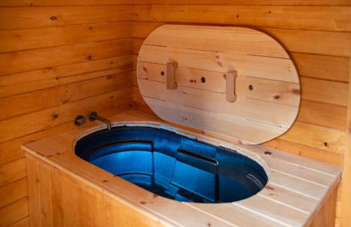 Poconos True Log Cabin with Sauna, Movie Theather, Hot Tub & Fire Pit! - Foto 44