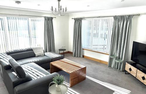 Golf View Spacious Bungalow 2 Bathrooms, Free Parking WiFi - Photo 6