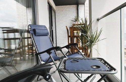 25 Breakwaters - Beach Hut is Included with this Pet Friendly Lux Apartment with Balcony, Stunning Sea Views over to Culver Cliffs & Free Parking - Photo 15