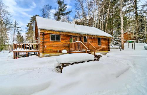 Cozy Manistique Cabin with Deck, Grill and Fire Pit! - Foto 28