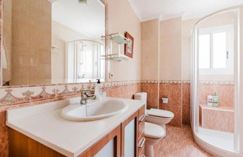 Piscina, terraza, espaciosa y buena energía - Photo 5