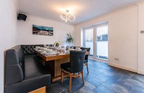 5Bed House with Games Room & Slide! Fast WiFI & FREE Parking - Photo 14