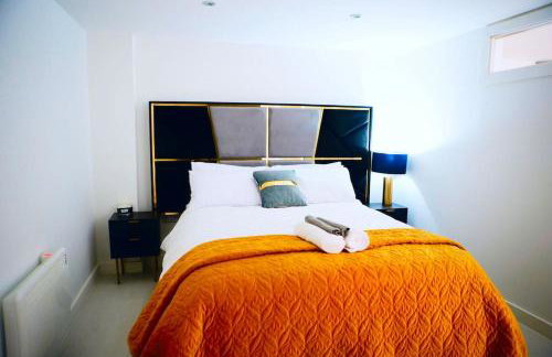 Perfect 1 Bed Apartment Sleeps 5 1 Kingsize bed 1 double Sofabed & Foldable Single bed Free Parking Wifi good transport network shopping Holiday Makers Families Contractors in North London - Photo 11