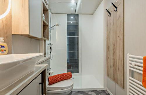 Astoria Lodge Smart Modern 2-Bedroom Holiday Lodge Milford on Sea - Photo 22