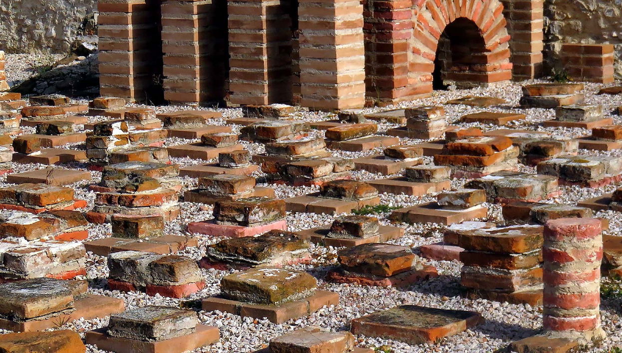 Visita guiada pelo sítio arqueológico de Complutum