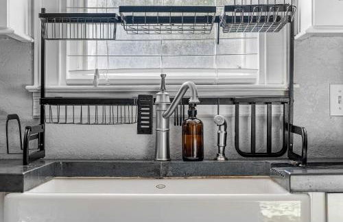 Tiny Home w MIL suite - 3 MI to DT - Foto 30