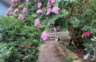 Restored1850s log cabin, with gazebo and gardens! 1 mile to downtown Weaverville - Foto 8