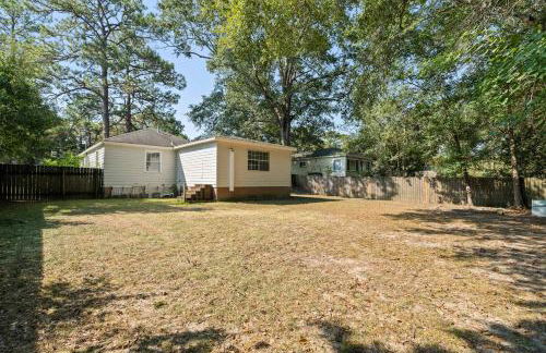 Cozy 4BR Home Pet Friendly Large Yard & Patio - Foto 59