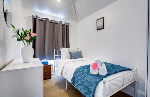 Spacious 4-Bed House in Welling - Free parking - Photo 40