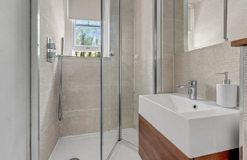 Designer 1-Bed Flat, 1-Min to Tube, Fast Central London Access - Foto 7