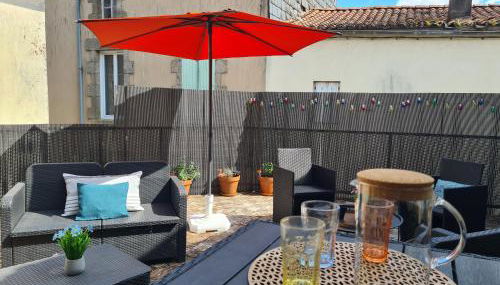 Dors Fée Duplex avec Toit-Terrasse et Salle de Jeux - Centre Bourg à 4 min du Puy duFou - Foto 2