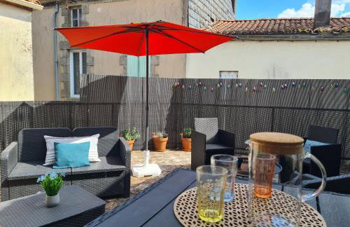 Dors Fée Duplex avec Toit-Terrasse et Salle de Jeux - Centre Bourg à 4 min du Puy duFou - Foto 2