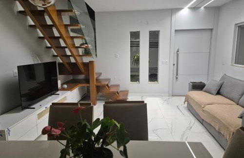 Duplex 2Qts com ar suíte e quintal Prox a praia - Foto 1