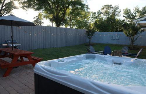 Downtown 3BR Gem - Hot Tub - Covered Parking - Fenced Yard - Foto 23