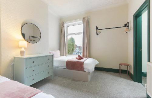 Home from Home 4 Bed - Ideal for Workers & Great for Groups, FREE Parking, Spacious, Pet Friendly Netflix - Foto 45