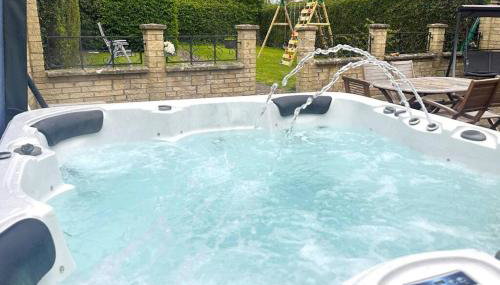 Green Haven Villa - 4BR Spacious House with Hot tub, Ample Parking, Air Condition, WIFI, Netflix, Patio & Garden - Photo 3, sunbed