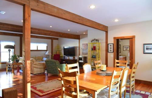 Berkshire Vacation Rentals: Peaceful Post and Beam Loft Sleeps 9 - Foto 3