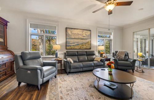 Stylish Mountain Retreat with Sunroom and Pergola - Foto 12