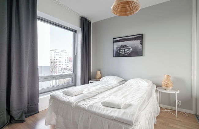 New 1BR Home with Balcony next to Railway Station - Foto 8