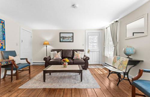 The School House Cottage, Historic 1BR Mystic River Stay Near Seaport - Foto 24