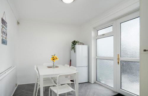 Spacious - 3 Bed - Free Parking - by Holiday Homes - Foto 12