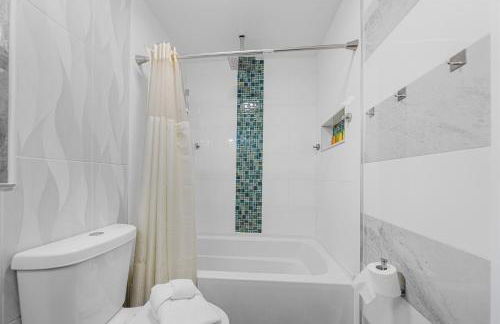 Stunning Gem Home w Heated Salt Pool & Game Room - Foto 63