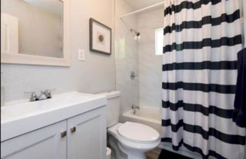 Charming 2BR Condo with Onsite Parking Included - Foto 5
