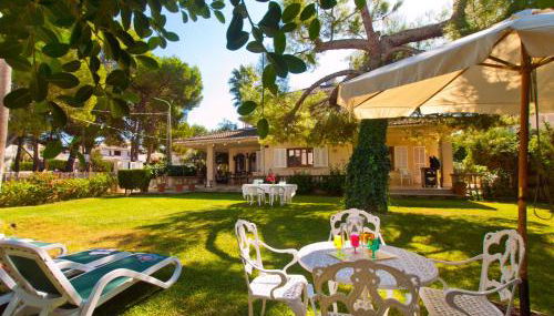 Villa Tita de Manresa, con jardines y vista mar - Foto 2, Garden, Garden view