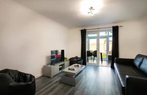 Stylish 2-Bed Home in Nottingham WiFi - Pass the Keys - Photo 6