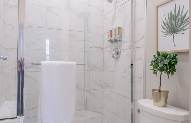 Designer Townhome 2 of 3 Left Side - JZ Vacation Rentals - Photo 17