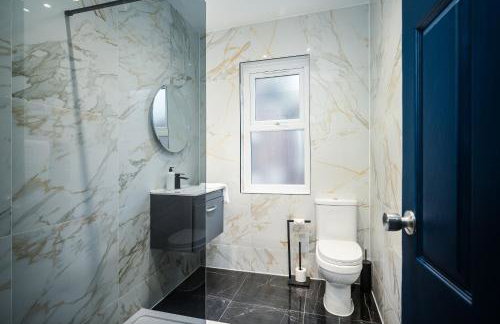 Anfield House - Liverpool Retreat 7 Bedroom Home - Photo 17