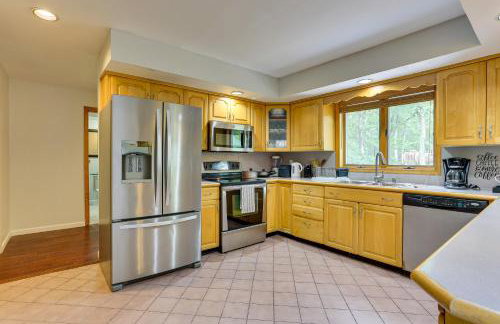 Bushkill Home with Access to Pools and Tennis Courts! - Photo 10