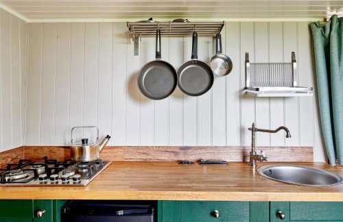 Extraordinary Huts Ltd - Photo 86