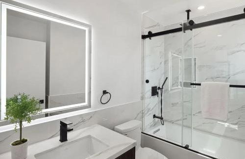 Modern 5-bedroom House FREE parking - Foto 20