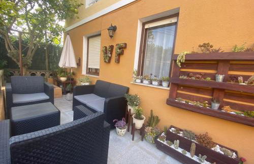 Bajo con terraza a 5 min de la playa (3 hab-6 per) - Foto 1