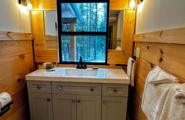 5R Cozy log chalet in fantastic location. Ski, snowshoe, fish, explore! AC, pet friendly! - Photo 21