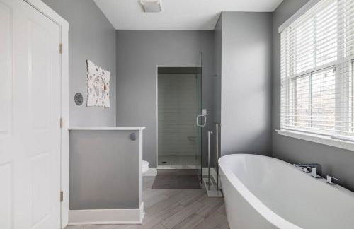 Family-Friendly 4BR Retreat Sleeps 12, Private Yard, Garage, Close to Stadiums, Casino & Downtown - Foto 32