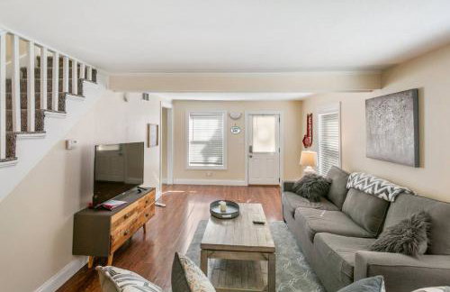 Home with Garage in DT Libertyville Near Naval Base - Foto 2