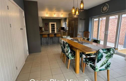 The Plum Tree - 5 luxury modern bedrooms - Photo 34