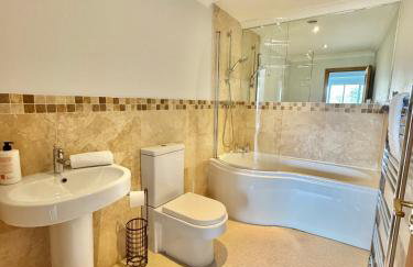 Stunning 7 Bedroom Escape Near New Forest and Beach - Large Garden - Serene Setting - Sleeps 14 - Foto 28