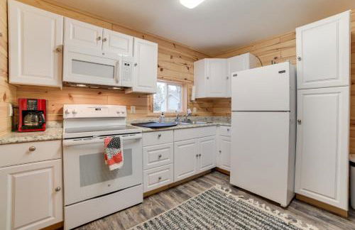 Scenic Evans Hideaway Steps to Lake Huron! - Foto 8