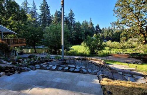 Tranquil Riverfront Retreat - Foto 34