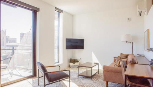 Modern East Side 1BR Apt with Balcony, Pool, and Gym - Foto 3