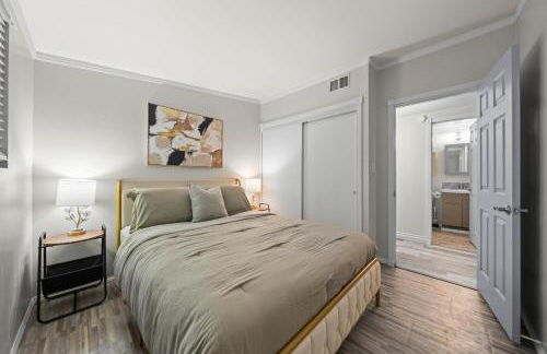 Entire Private Home with 4 Bedrooms 2 Bathrooms, 6 Beds, Hot Tub, King Bed, 6 Parking, Big Yard, Available Now - Foto 49