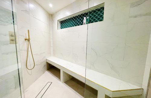 Hidden Retreat with Steam room, KING bed near tube - Foto 18