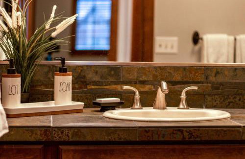 Modern Riverstone Condo with Grand Deck - Steps to Shops, Restaurants, Trails and River - Foto 10