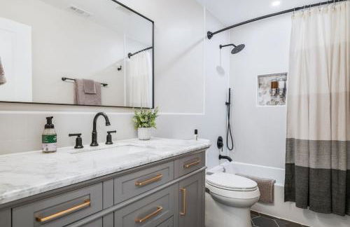 Tysons LUXE 6BR Modern and Spacious - Foto 33