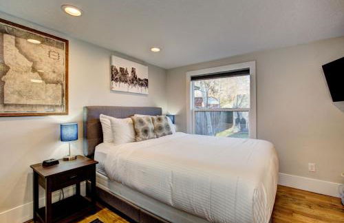 Little Blue Bungalow on Boise's Bench, Pet Friendly, Fully Fenced yard with doggie door! 2 miles from BSU, 5 minutes from Downtown Boise, Desk and workstation for remote workers, 2 TV's large walk-in closet, Good for mid-term stays - Foto 30