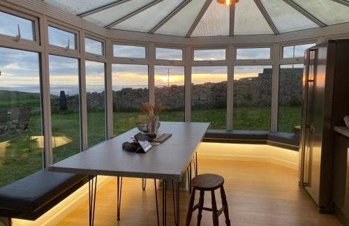 Lovely spacious flat with sea views, sunsets, garden and woodburner - Photo 3