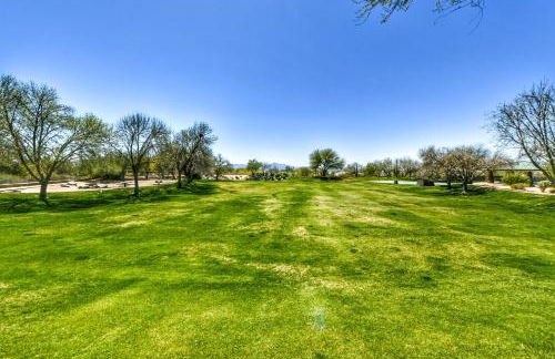 Remodeled modern beauty backs to open desert with mountain views & home theatre - Foto 31